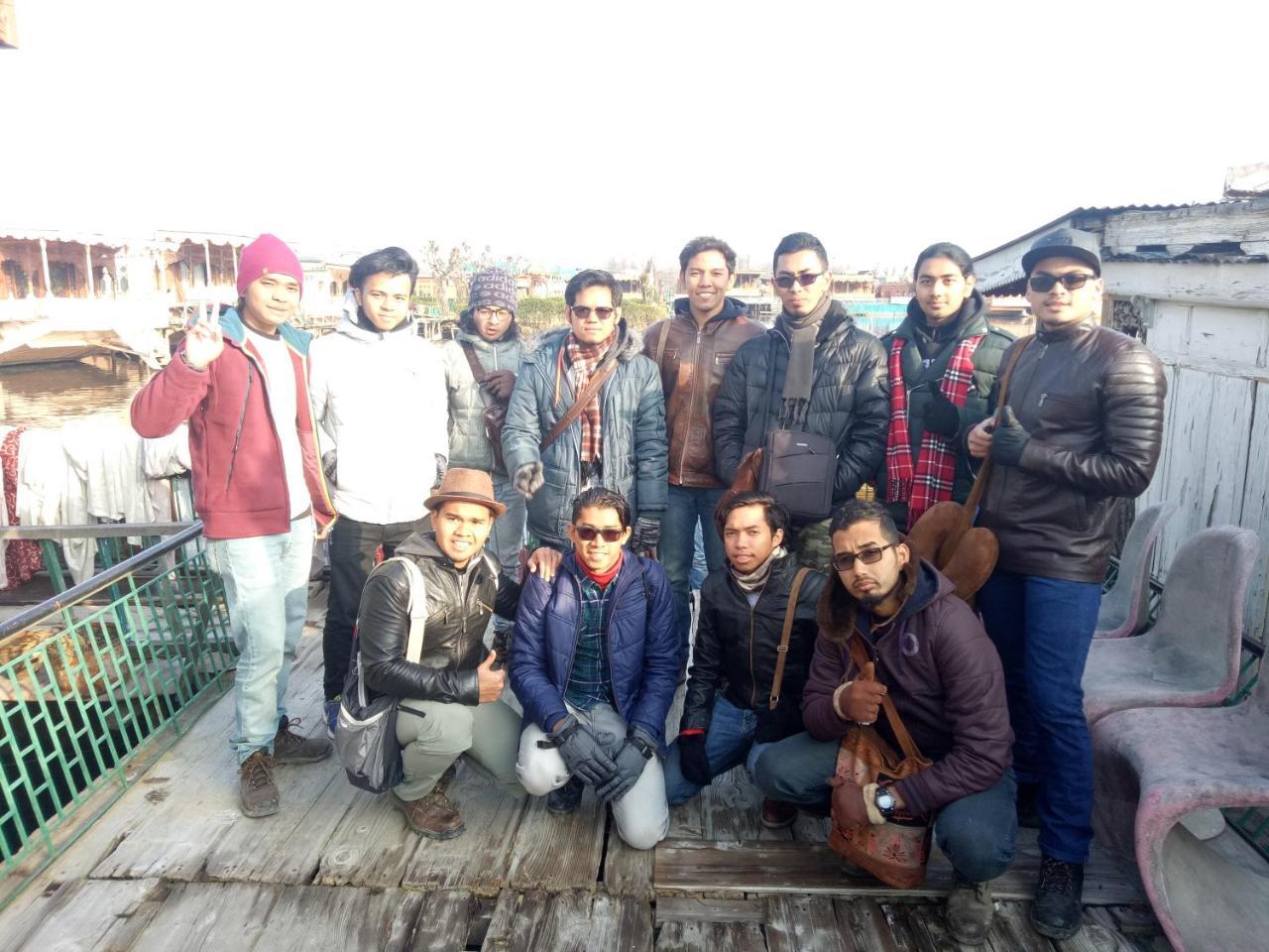 Young Shahzada Group Of Houseboats Srinagar  Exterior photo